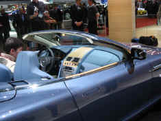 aston-martin_db9_volante_interior_geneva04.JPG (162134 octets)