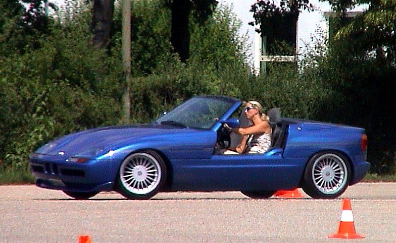 http://www.autodrome-cannes.com/bmw-z1-blue_slalom_zoom.JPG