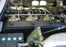 ferrari_365gt4_silver_engine.jpg (263234 octets)