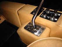 ferrari_365gtb_black_gearshift_grid.JPG (97306 octets)