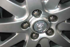 jaguar_s-type_wheel.JPG (54795 octets)
