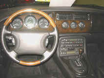 jaguar_xkr_black_dashboard.jpg (112955 octets)