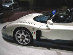 maserati_mc12_geneva04_side_detail.jpg (372501 octets)