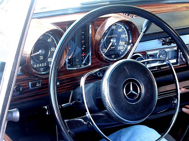 mercedes_600_66_white_dashboard.JPG