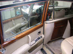 mercedes_600_navy-blue_rear_open_door.jpg (241449 octets)