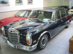 mercedes_600_navy-blue_showroom_3-4.jpg (239622 octets)