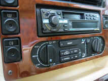 aston-martin_v8_vantage_console.JPG (397666 octets)