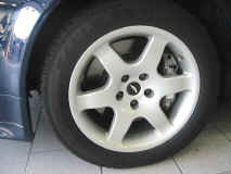 aston-martin_v8_vantage_wheel.JPG (123802 octets)