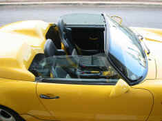 porsche_speedster_yellow_cockpit.jpg (173365 octets)